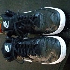 7.5 Black/ White Mid High Nike Courtyard Visions Shoes